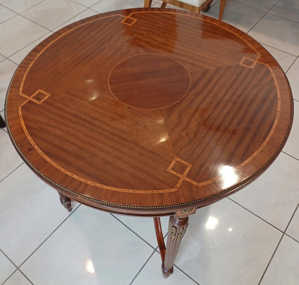 French central table - Image 2