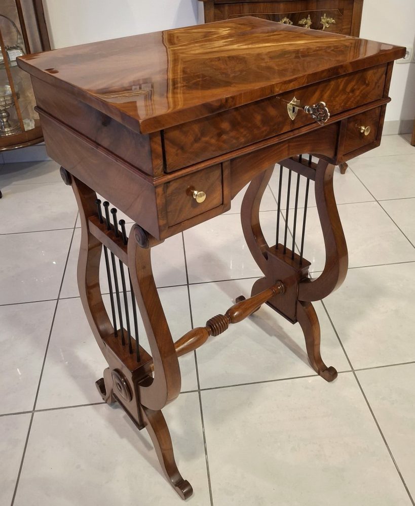 Bidermajerska mizica