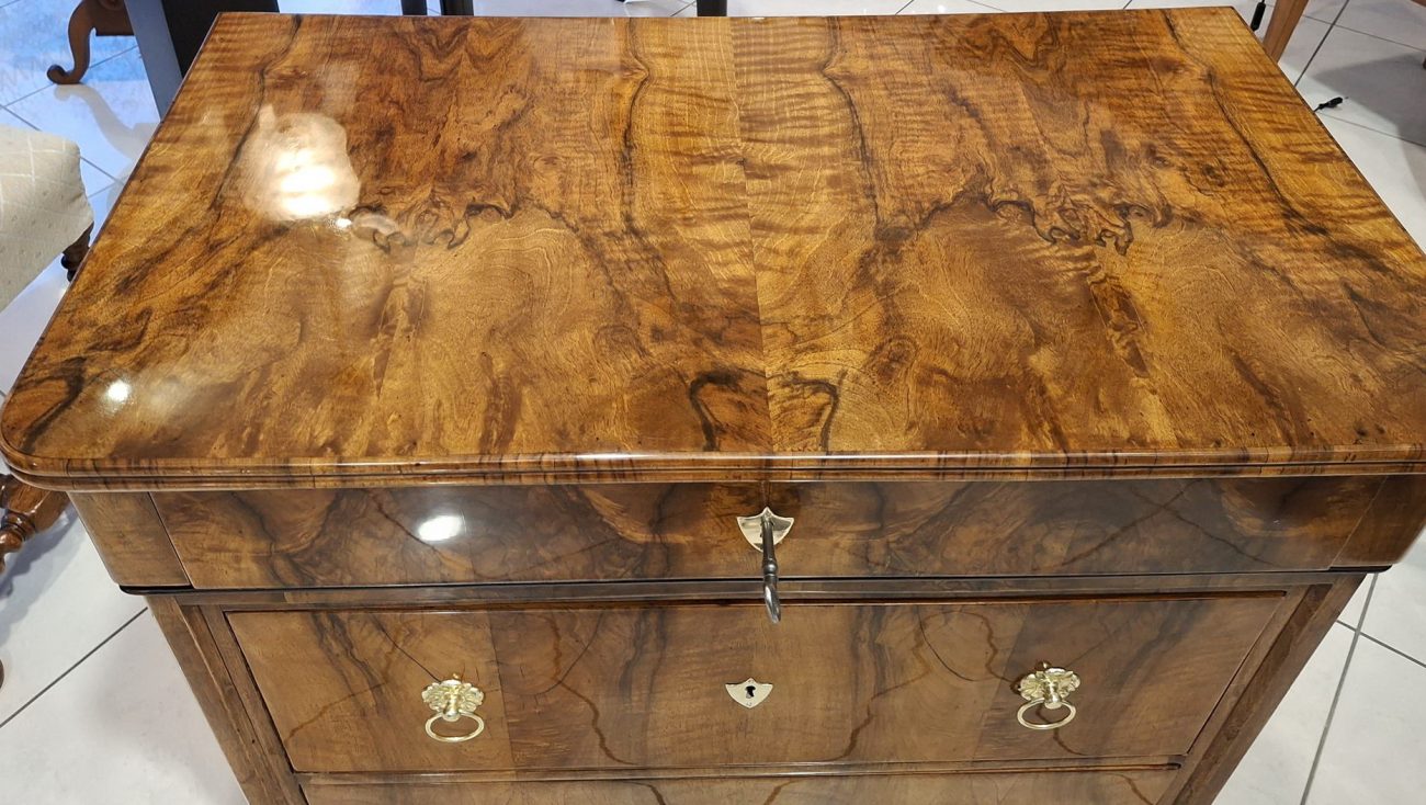 Majhen bidermajerski predalnik