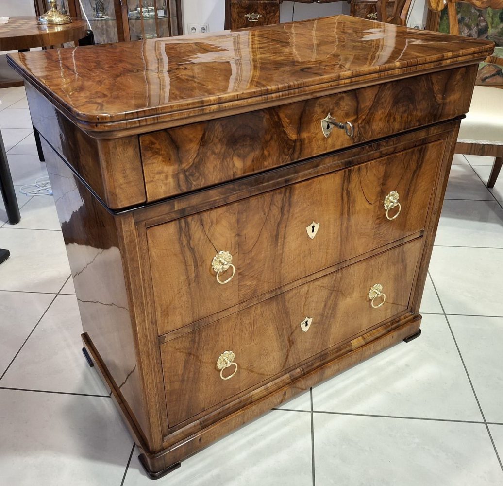 Bidermajerski predalnik, restavriran